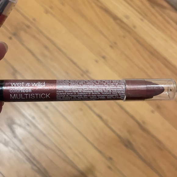 Makeup - Picture 2 of 7